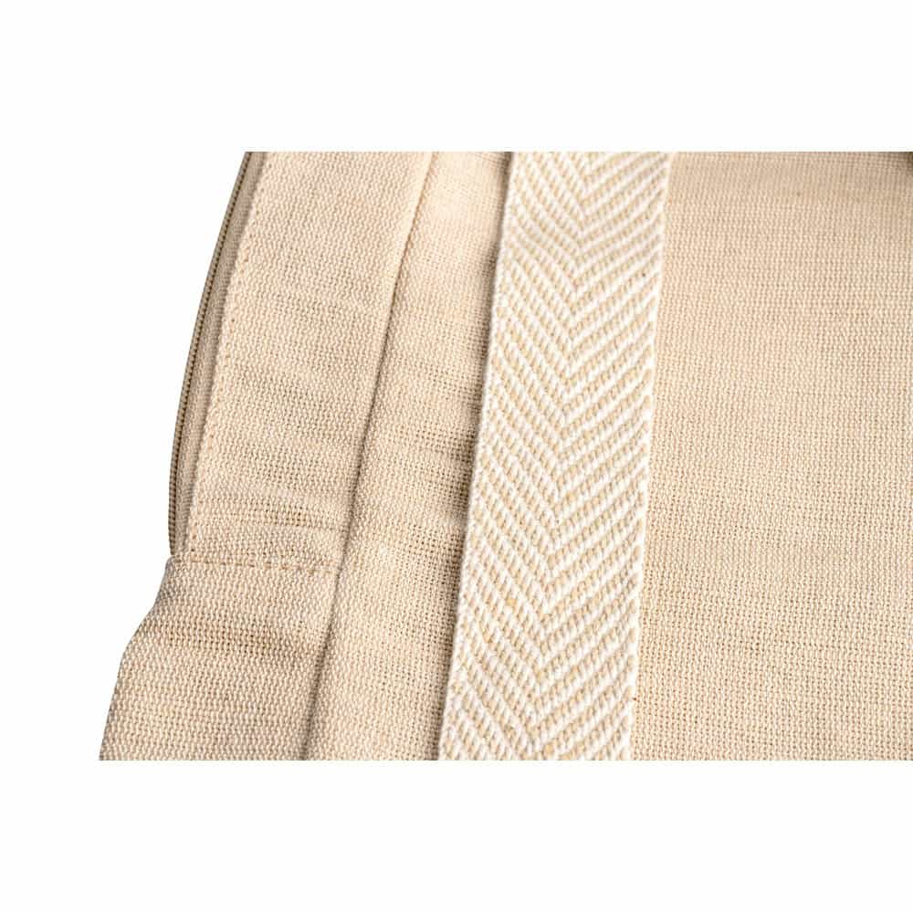 Detaljer av Marbella juco ryggsäck i naturfärgat tyg, fokus på textur och sömnad för produktpresenta.