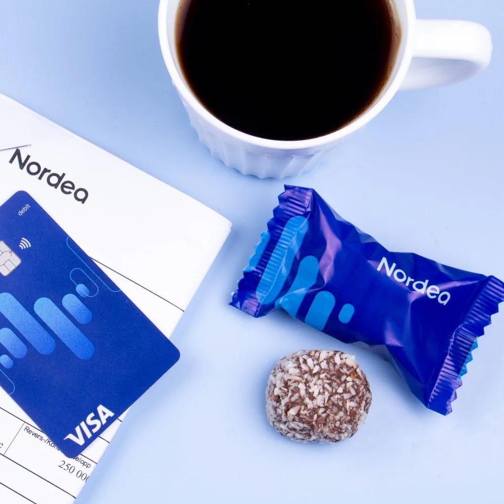 Delicatoboll med tryck bredvid kaffekopp