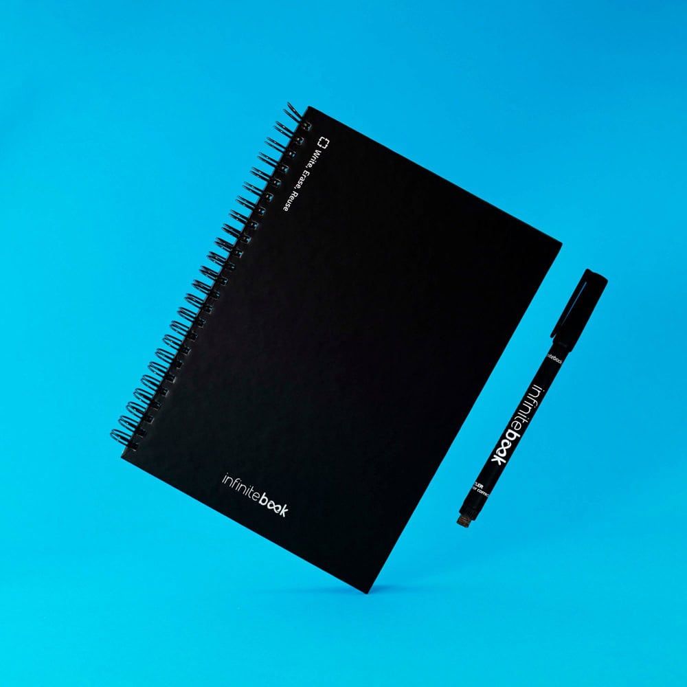STARTER KIT INFINITEBOOK A5. Setet innehåller en "infinite", rengöringskit, markör och markörhållare