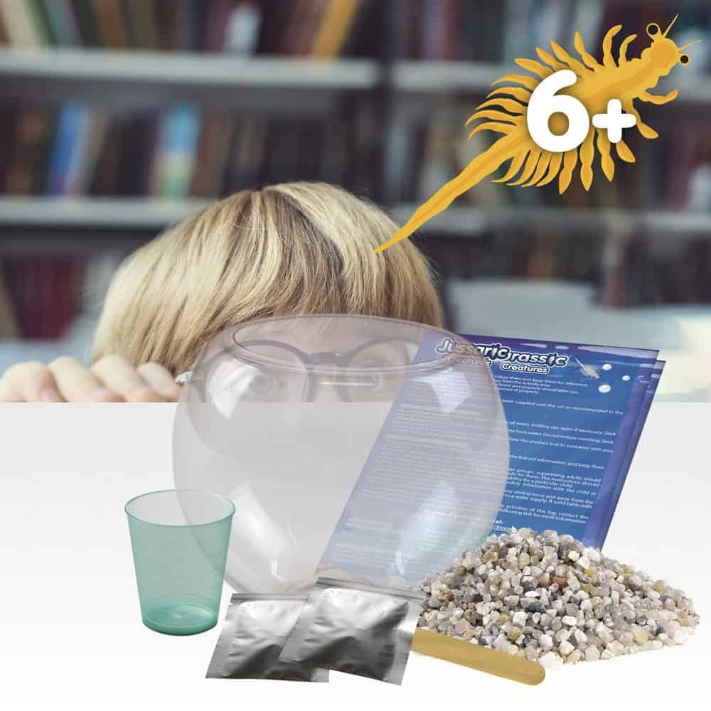 Jurassic Pets Kit II. Pedagogiskt spel levereras med en presentpåse av kraftpapper (115 g/m²), gjord av FSC™-certifierat material och andra kontrollerade material