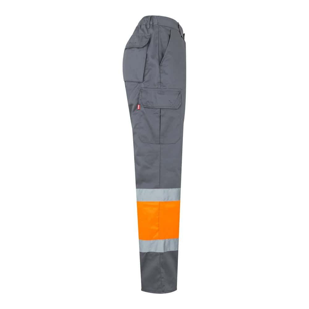 Tvåfärgade arbetsbyxor i bomull och polyester, med flera fickor och reflekterande band.