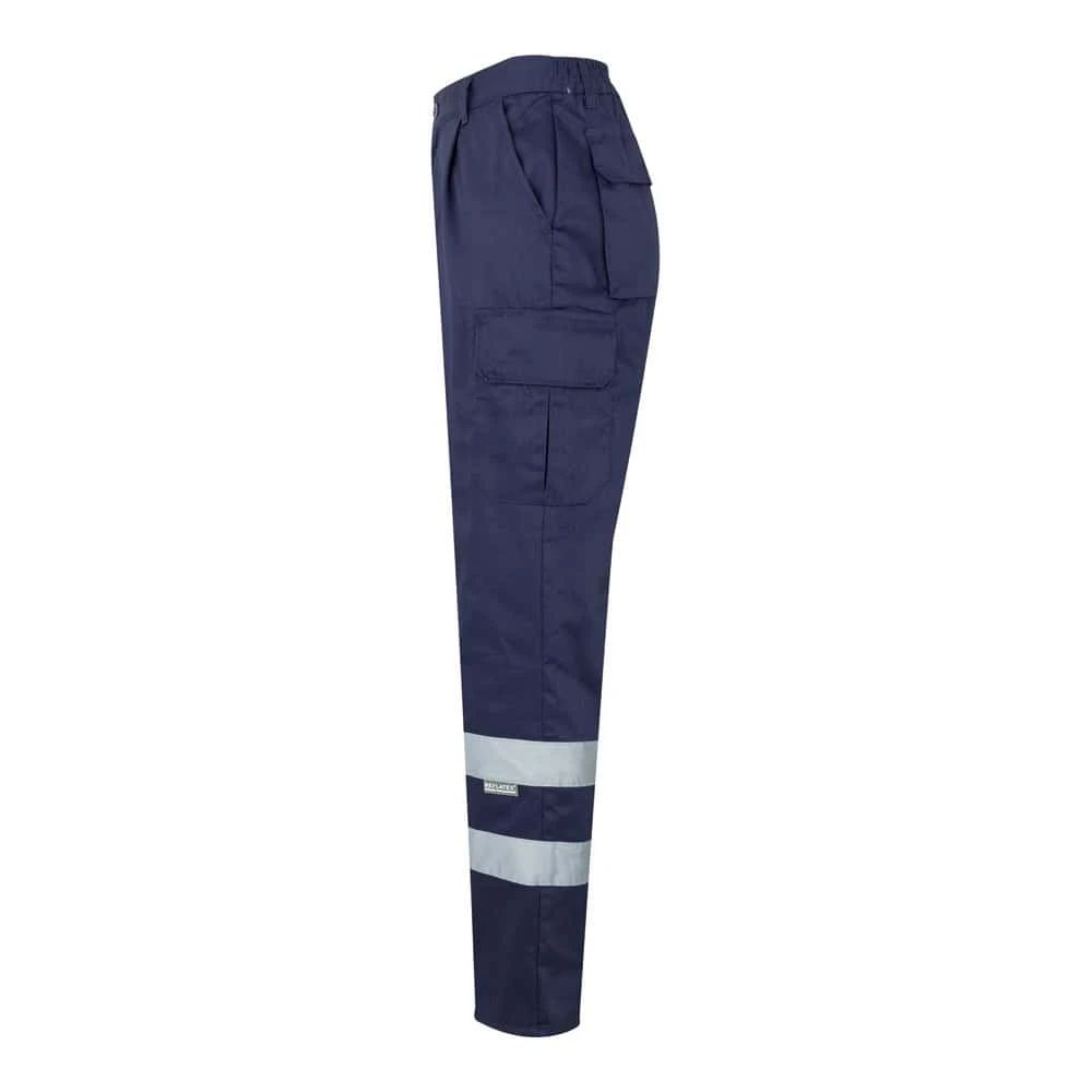 Högkvalitativa twillbyxor i bomull och polyester med flera fickor för praktisk förvaring.
