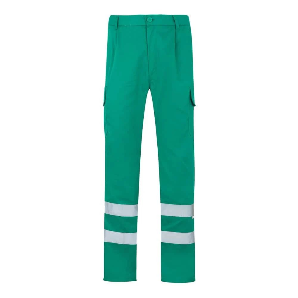 Grön arbetsbyxa med fickor och reflekterande band, 200g/m², bomull/polyester.