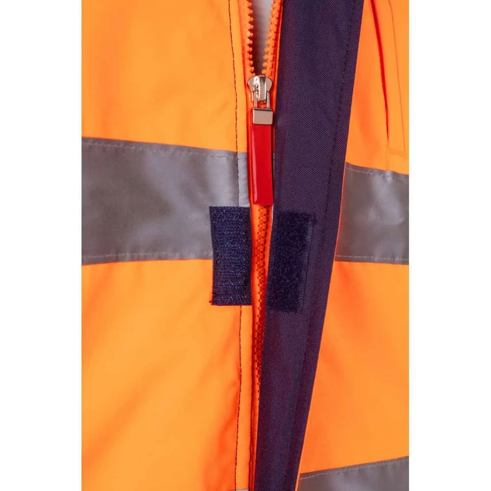 Närbild på orange reflexjacka med dragkedja och reflekterande band.