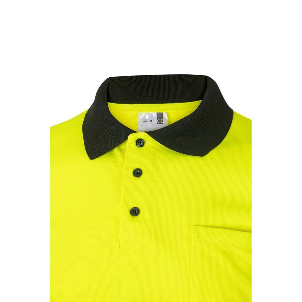 Tvåfärgad pikétröja i polyester med fågelögonmönster, korta ärmar och kontrastfärgat krage.