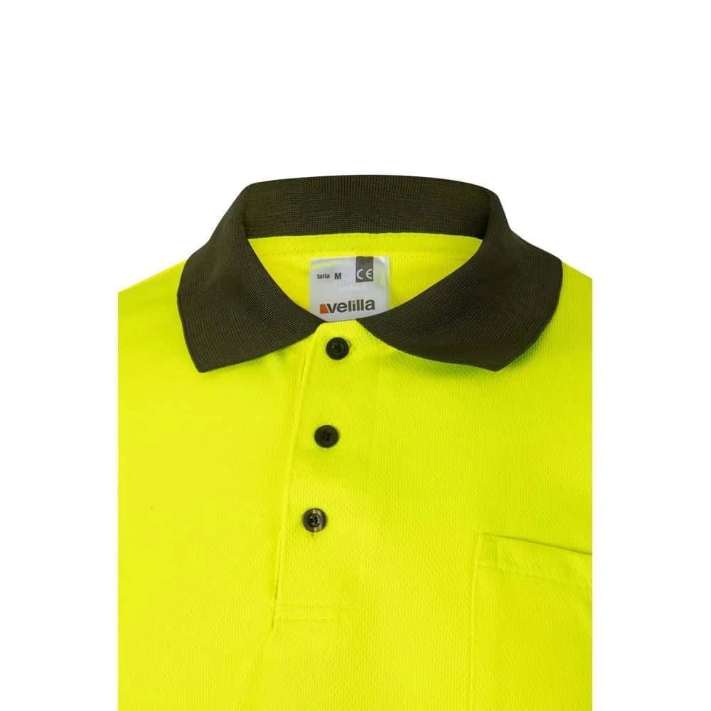 Tvåfärgad pikétröja med fågelögonmönster i polyester, korta ärmar och kontrastfärgat krage.