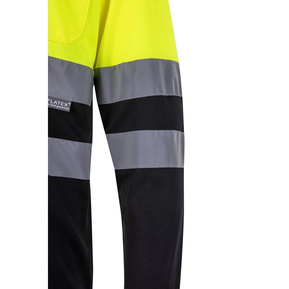 Pikétröja i polyester med fågelögonmönster och reflexdetaljer.