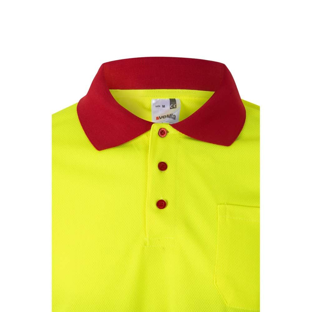 Gul pikétröja med röd krage och knappar, långärmad, i polyester.