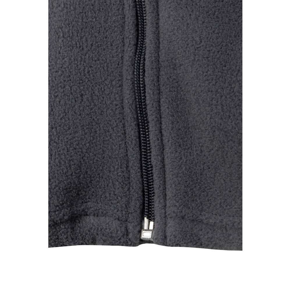 Närbild av fleecejacka i polyester med dragkedja, svart färg.