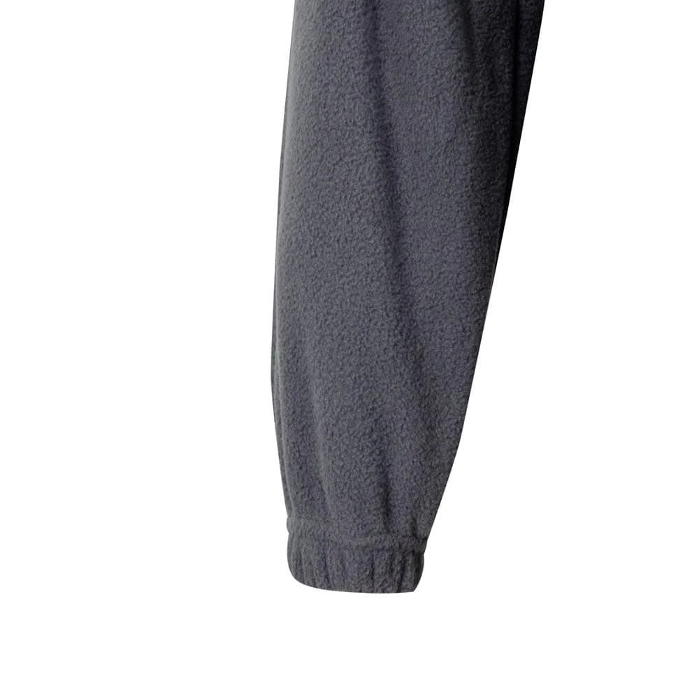 Närbild av svart fleecejacka i polyester, detalj av ärm och mudd.