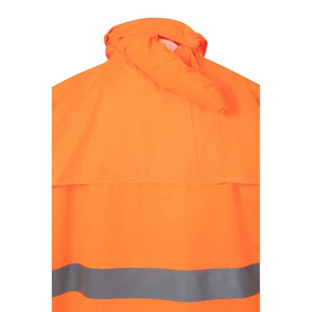 Regnjacka i polyester med PU-beläggning, hög synlighet och vattentät design. Perfekt för utomhusarbe.