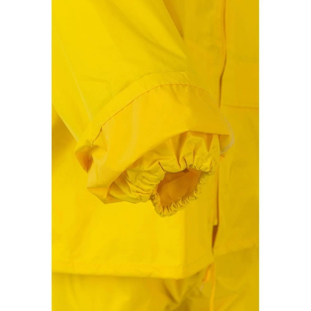 Regndräkt i gult polyester med PVC-beläggning, tvådelad för skydd mot regn och vind.