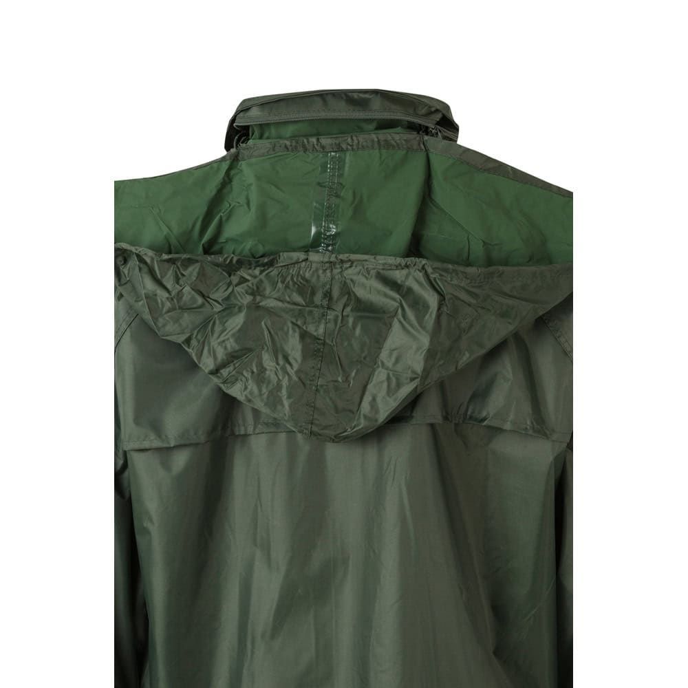 Regnjacka i grönt, tvådelad i polyester med PVC-beläggning för skydd mot regn.