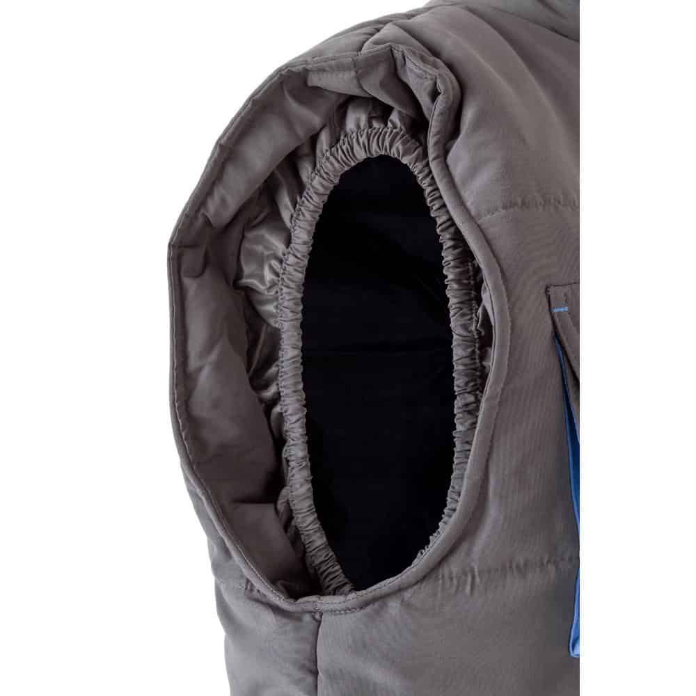Vadderad väst i tvåfärgad design med flera praktiska fickor, tillverkad av 100% polyester för hållba.