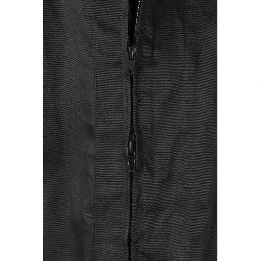 Detaljerad bild av svart VY YAMA twill jumpsuit med dragkedja i mitten, tillverkad av bomull och pol.