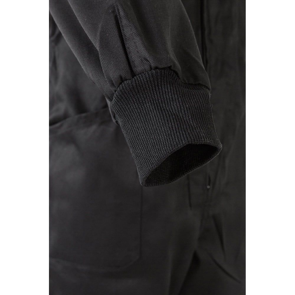 Närbild av ärm och tyg på VY YAMA twill jumpsuit i bomull och polyester.