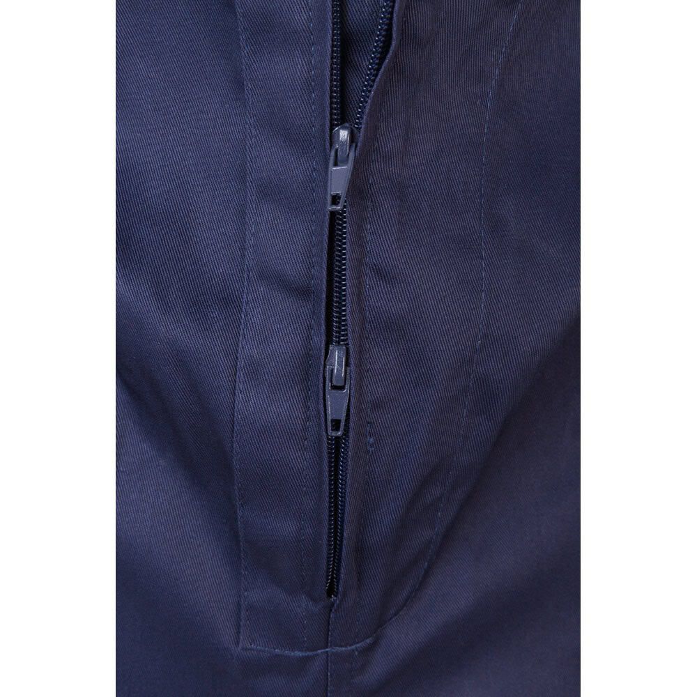 Detalj av dragkedja på VY YAMA twill jumpsuit i bomull och polyester.