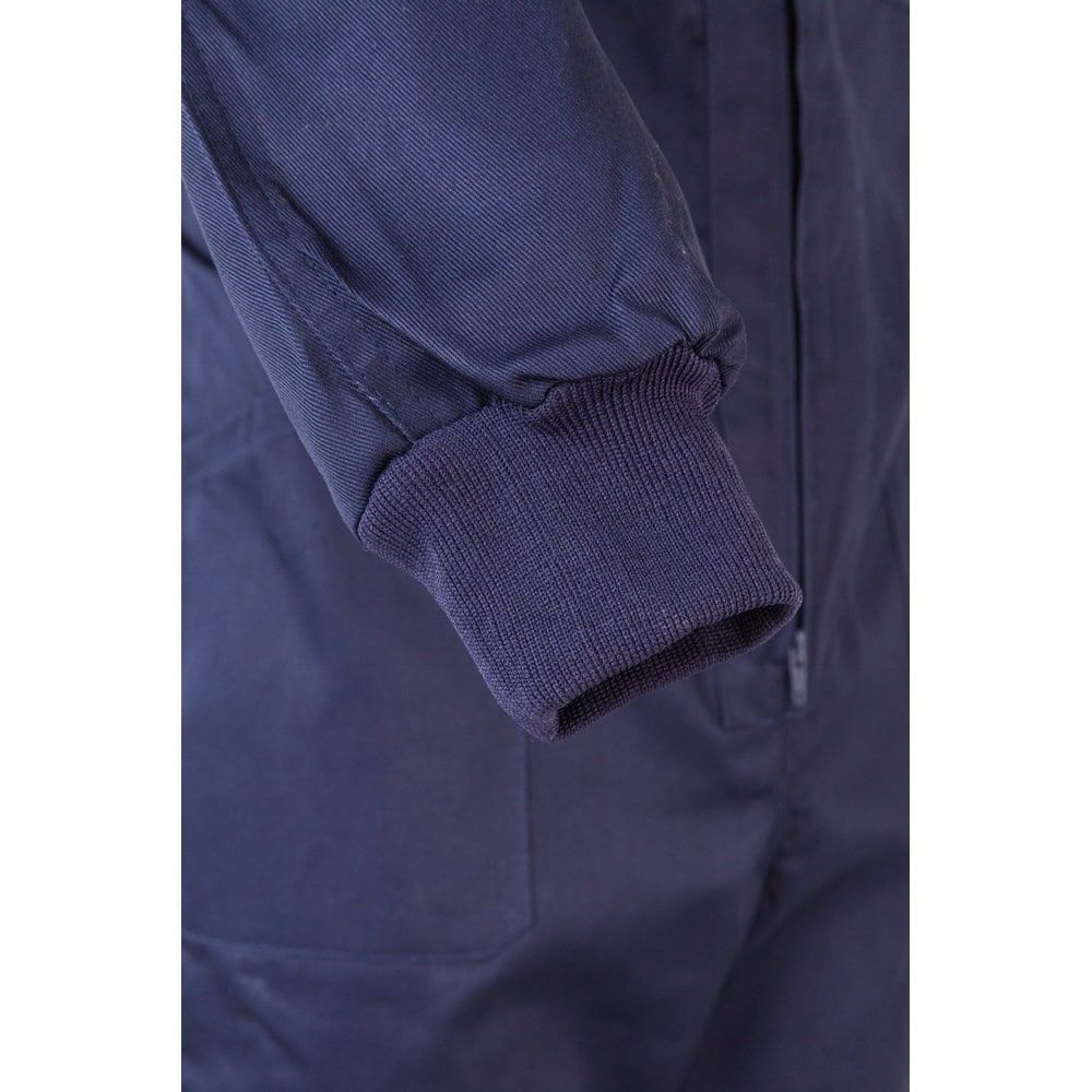 Närbild av ärm på VY YAMA jumpsuit i bomull och polyester.