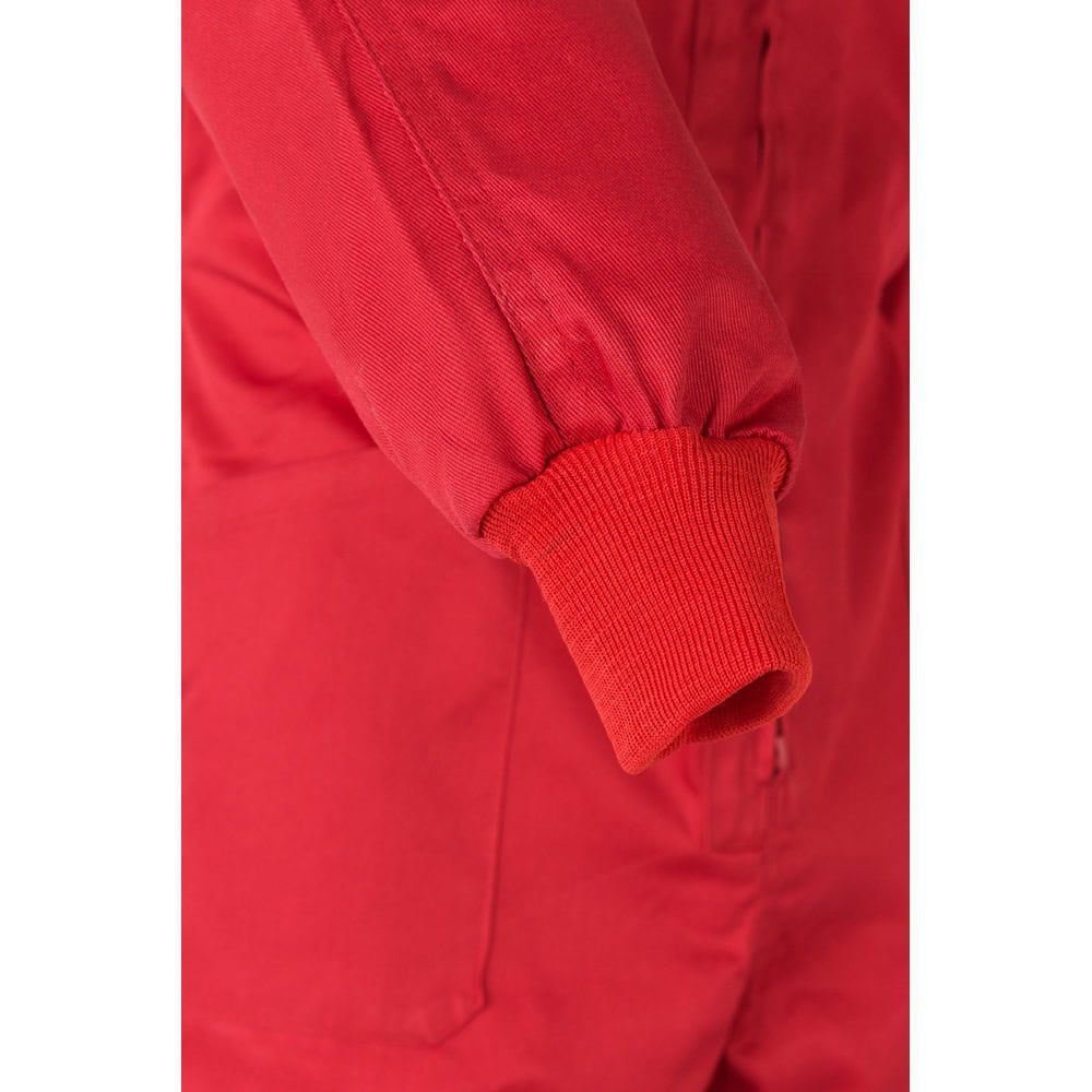 Röd twill jumpsuit i bomull och polyester, nära ärmbandet.