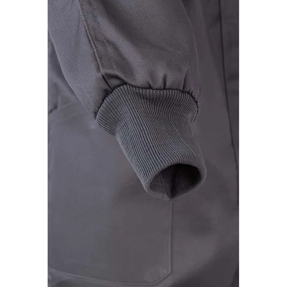 Närbild på ärmlös jumpsuit i bomull och polyester, detalj av ärm och material.