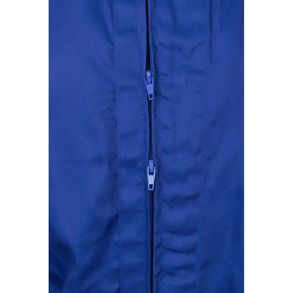 Blå VYAMA Twill jumpsuit i bomull och polyester, nära detaljbilder.