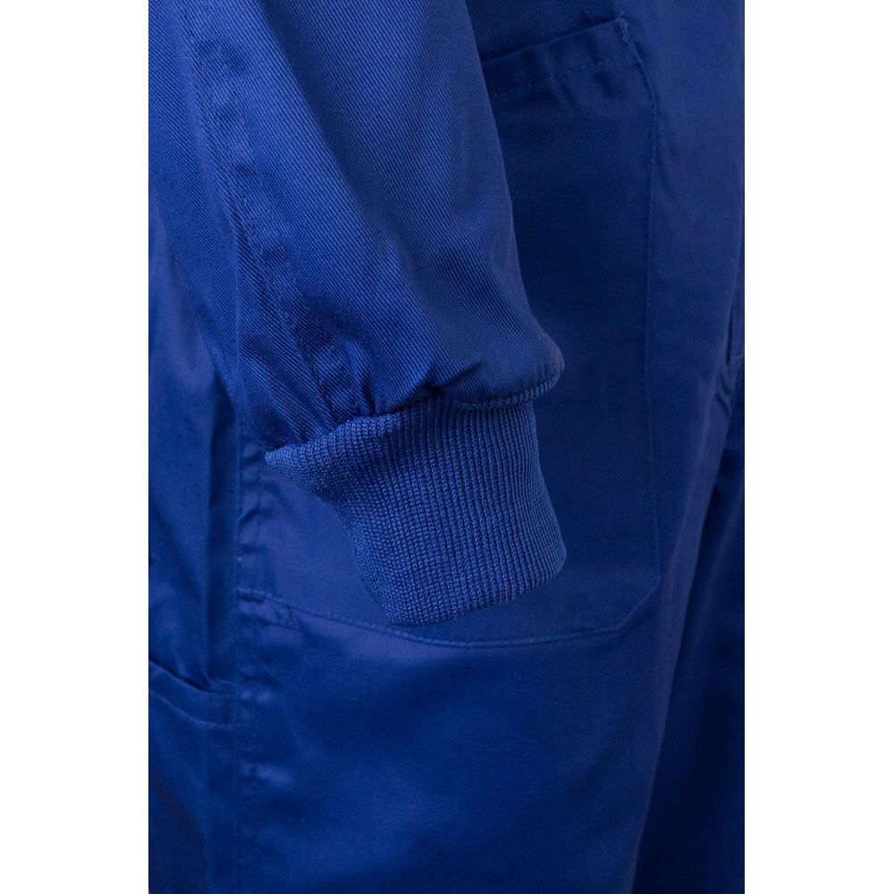 Närbild på blå VY YAMA twill jumpsuit i bomull och polyester.