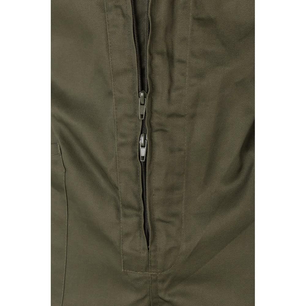 Närbild av VY YAMA twill jumpsuit i bomull och polyester.