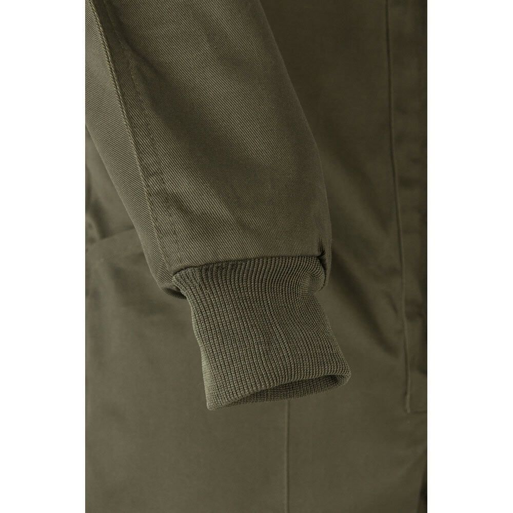 Närbild av ärm på VY YAMA jumpsuit i bomull och polyester.
