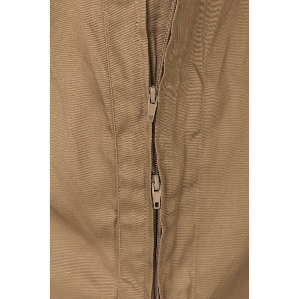 Närbild på twill jumpsuit i bomull och polyester med dragkedja.