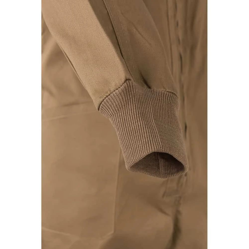 Närbild av ärmlös twill jumpsuit i bomull och polyester.