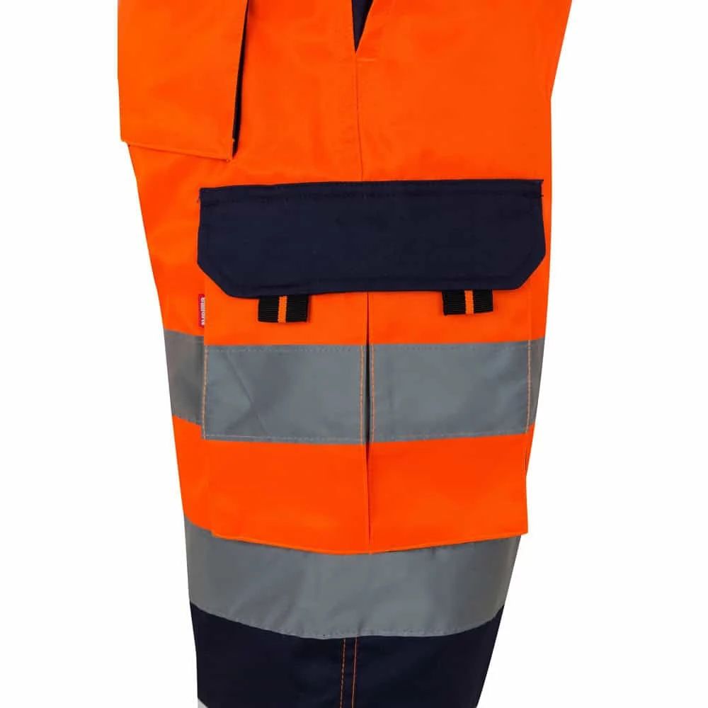 Varningsväst med flera fickor i orange och grått för säkerhet och funktion.