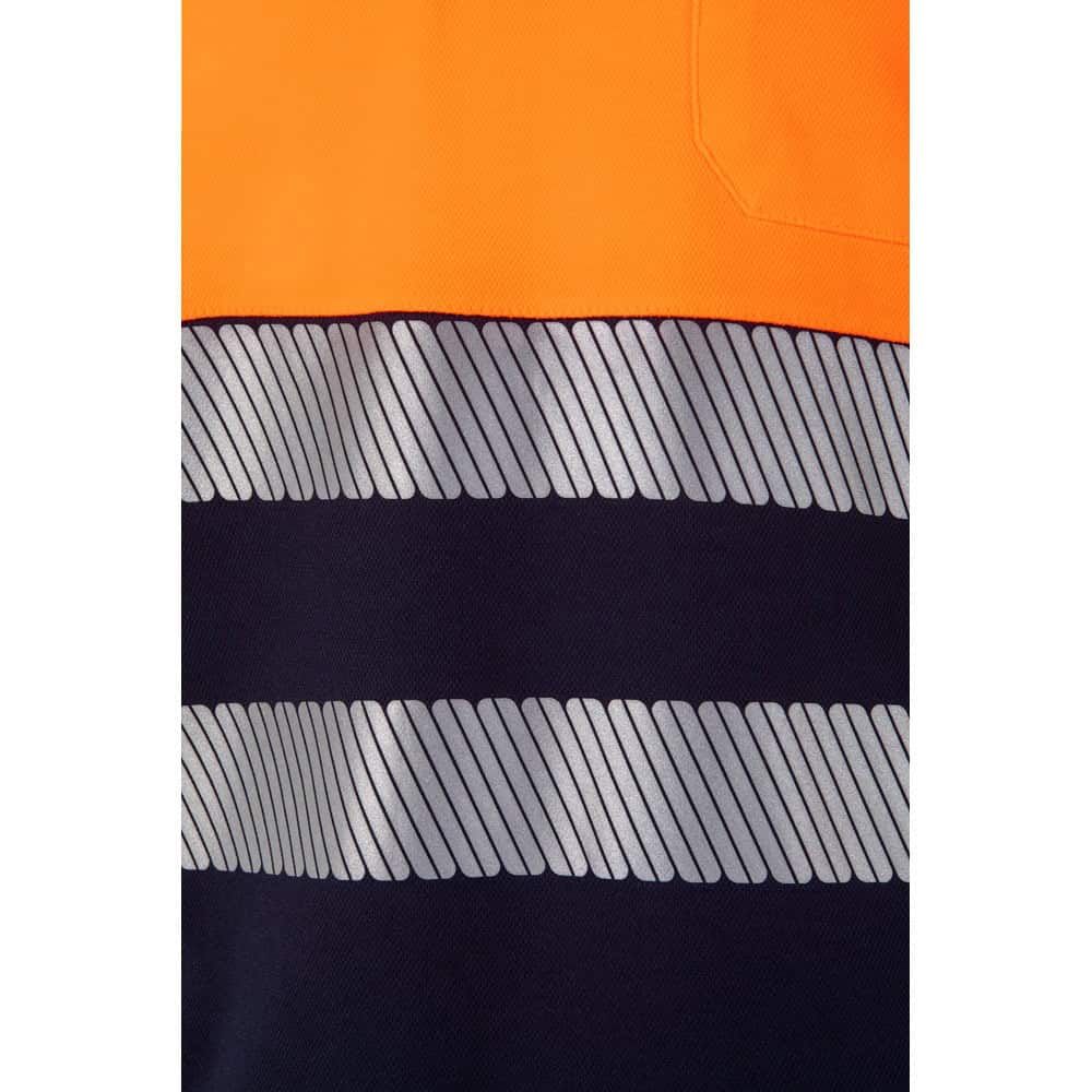 Närbild av tvåfärgad pikétröja i orange, svart och grått med korta ärmar.