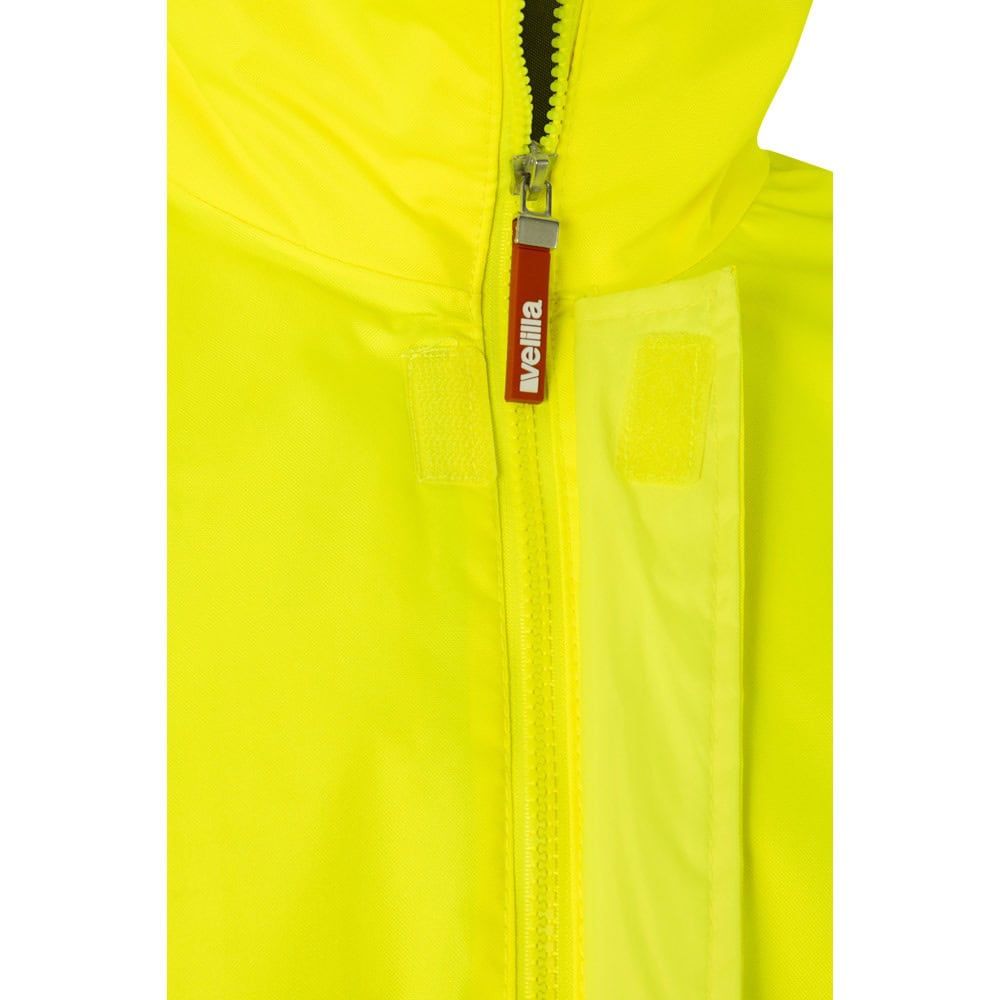 Gul reflexparkas i polyester med PU-beläggning och dragkedja.