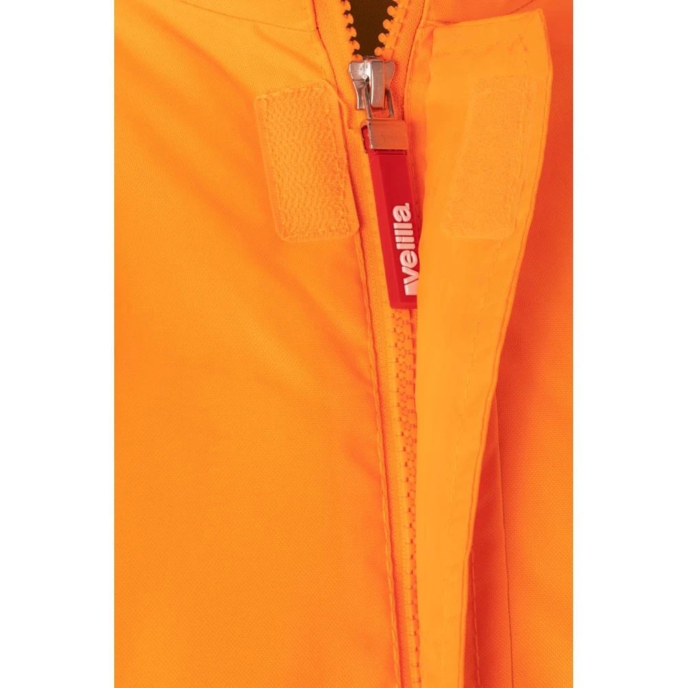 Högkvalitativ parkas för utomhusbruk med slitstarkt material och tydlig branding.