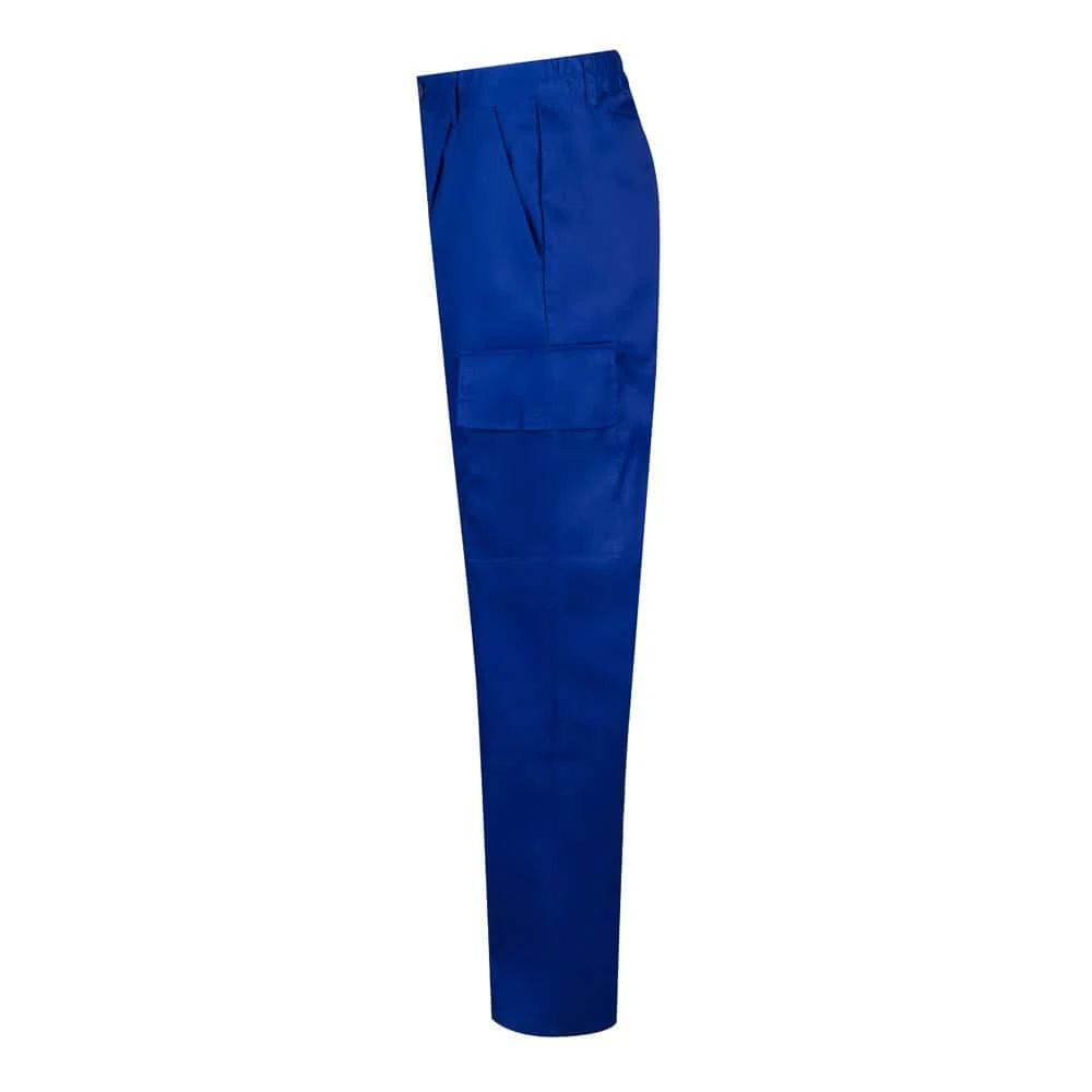 Byxorna i blått med flera praktiska fickor, tillverkade av 20% bomull och 80% polyester.
