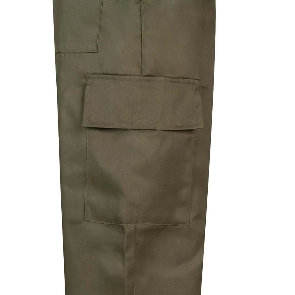 Närbild på väskficka på twillbyxor i bomull och polyester.