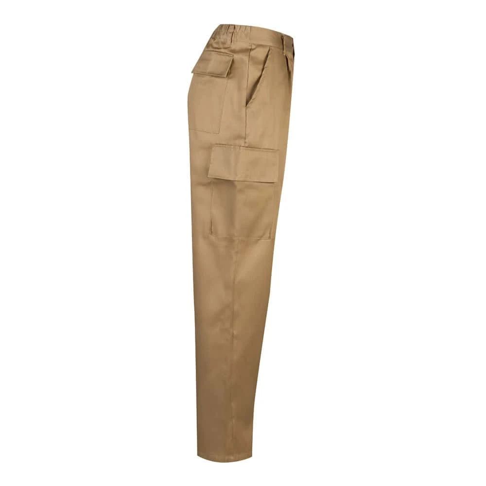 Beige twillbyxa med flera fickor i bomull och polyester.