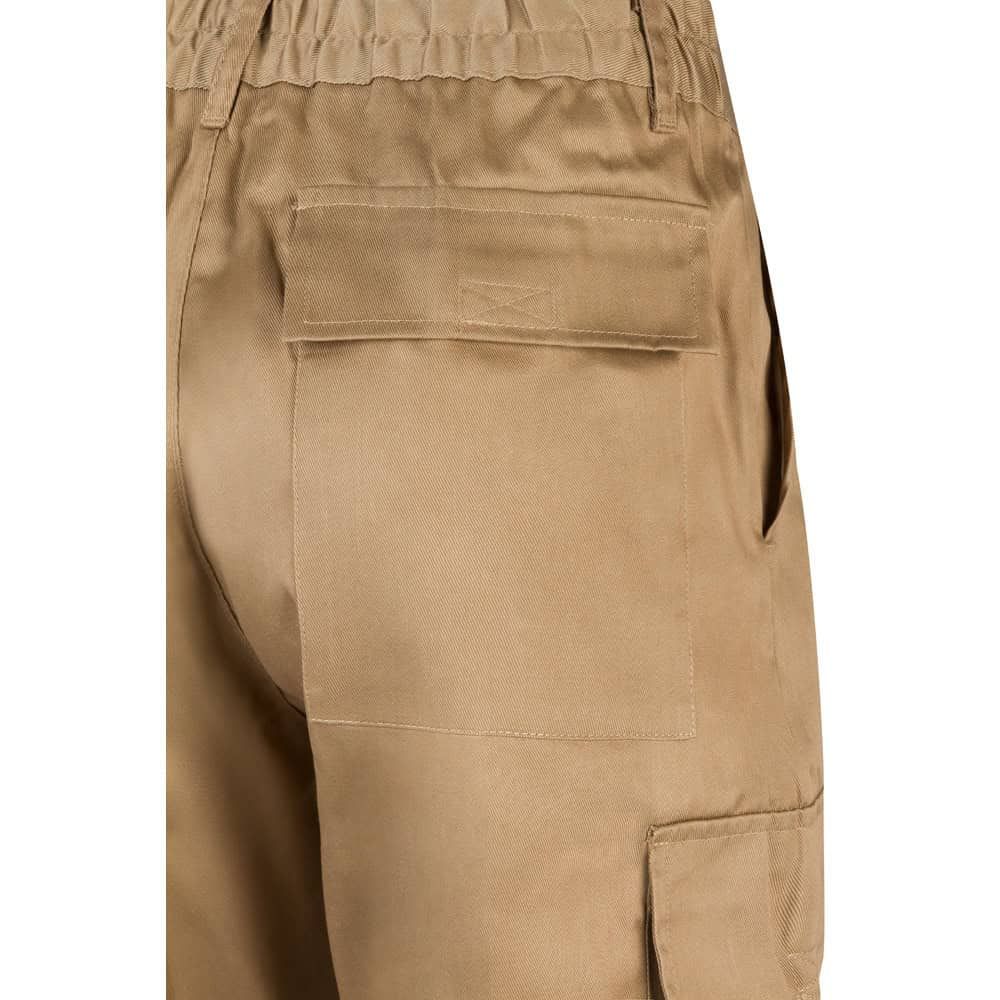 Närbild på välsittande twillbyxor med flera fickor i bomull och polyester.