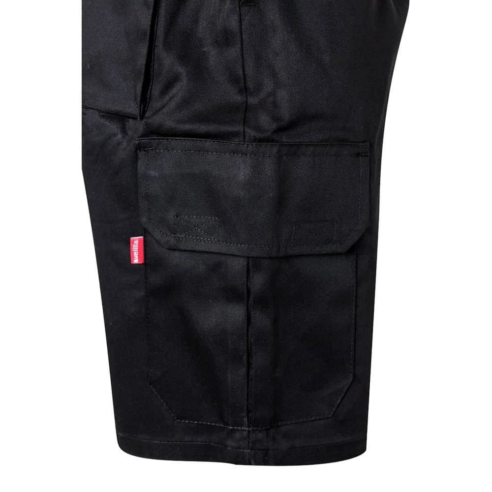Svarta bermudashorts i twill med flera fickor, 200g/m², av bomull och polyester.