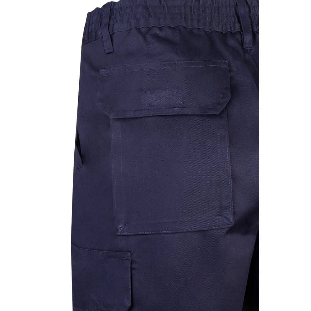 Mörkblå bermudashorts i twill med flera fickor, bomull och polyester.