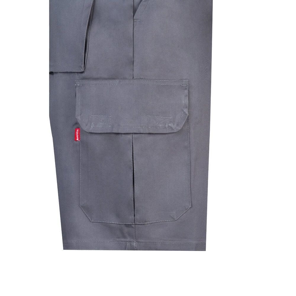 Grå bermudashorts i twill med fickor, bomull och polyester.