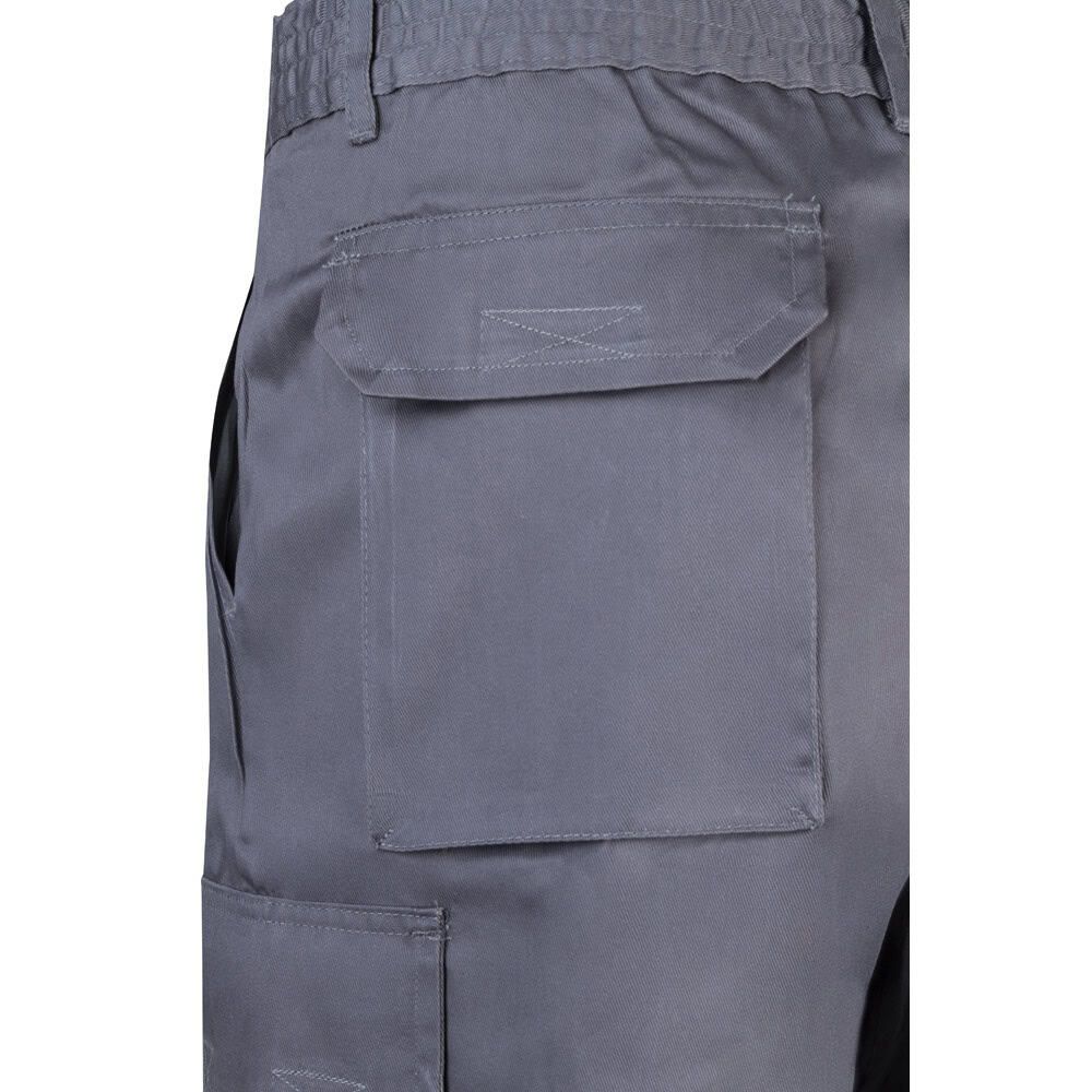Bermudashorts i twill med fickor i bomull och polyester, nära bildens fokus.