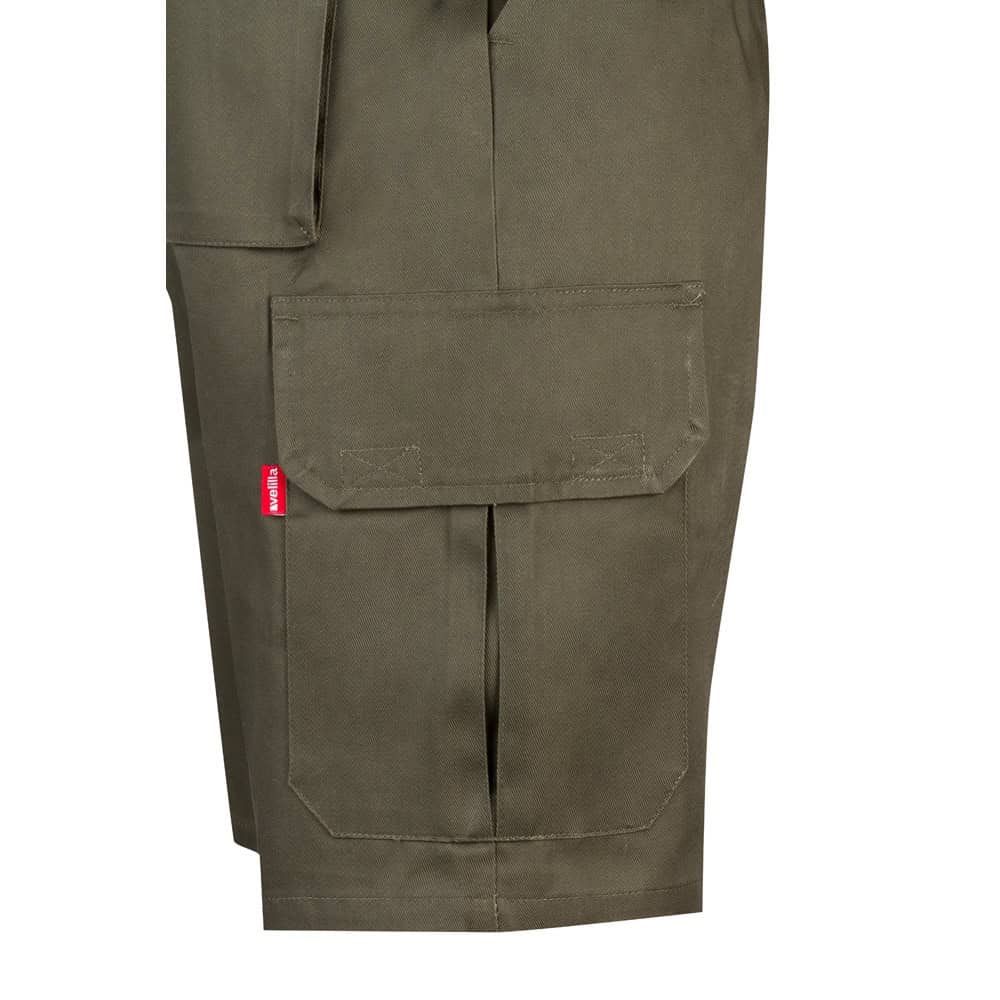 Bermudashorts i twill med flera fickor, i bomull och polyester.