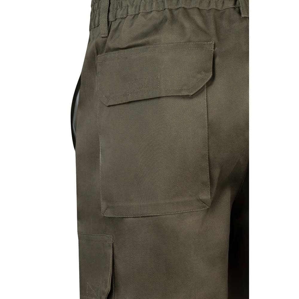 Bermudashorts i twill med flera fickor i bomull och polyester.