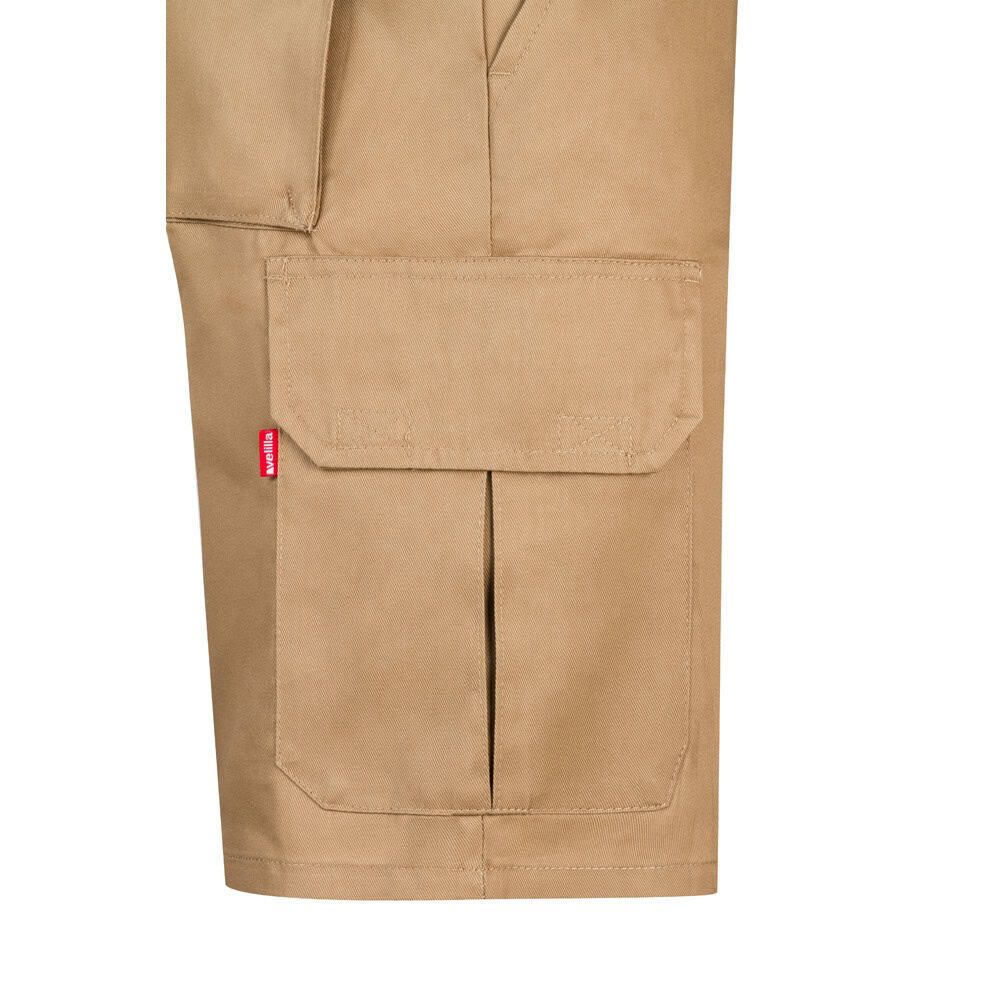 Bermudashorts i twill med flera fickor i bomull och polyester.