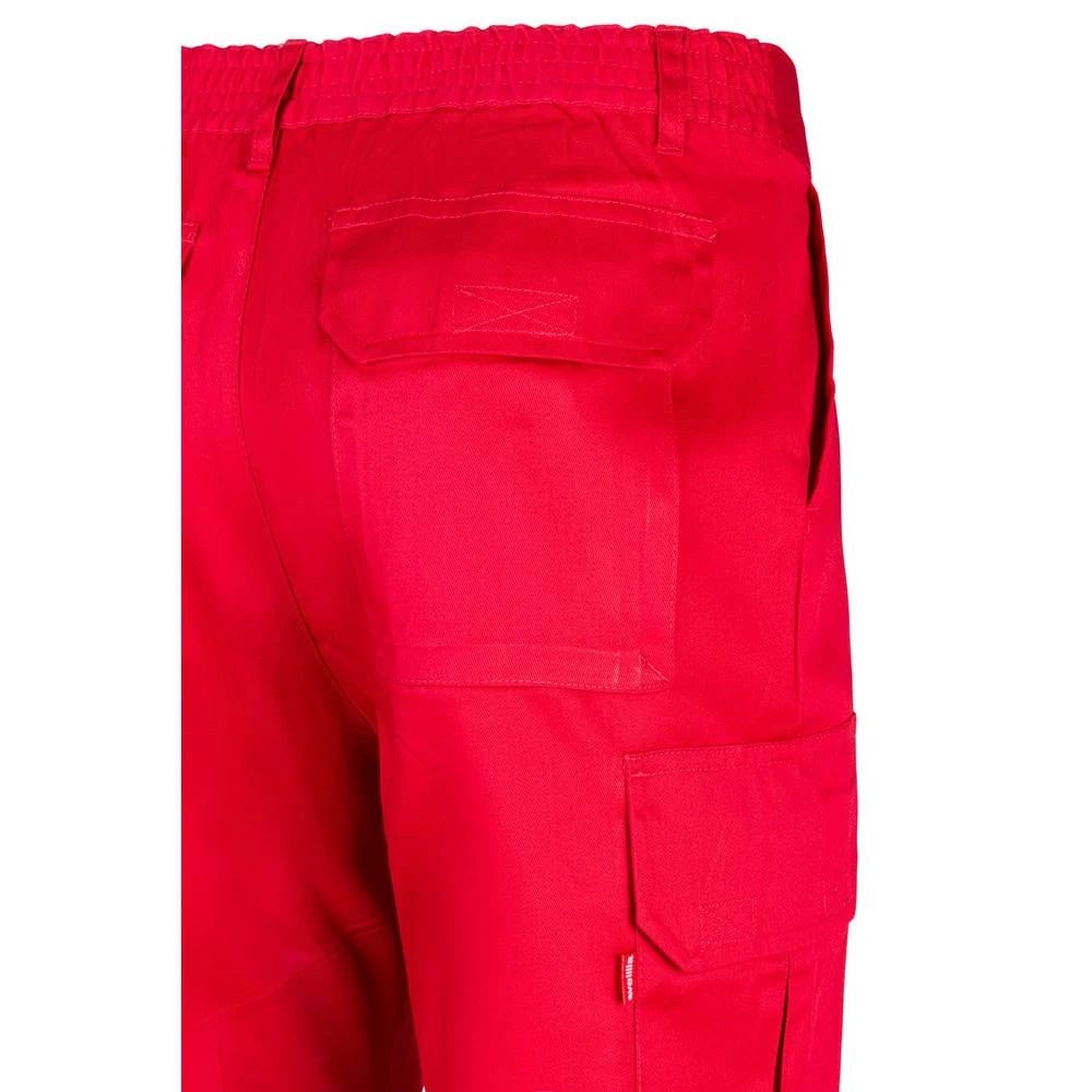 Röd twillbyxa med flera fickor i bomull och polyester, nära bildens fokus.