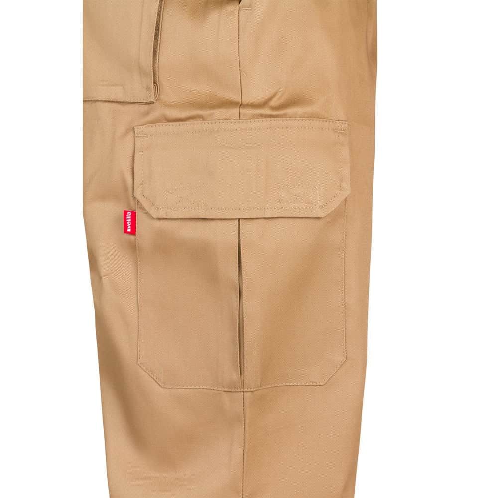 Beiga twillbyxor med flera fickor i bomull och polyester.