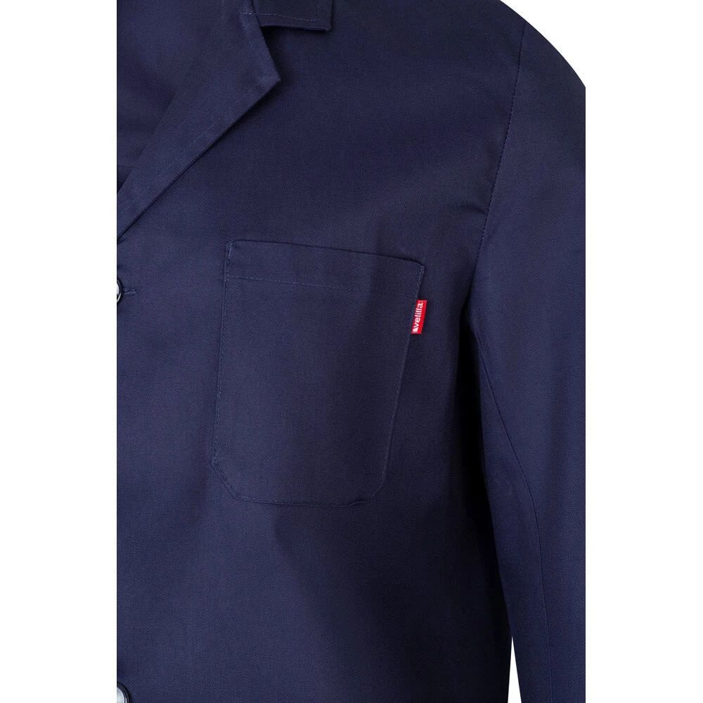 Närbild på Danu Twillblus i mörkblått med bröstficka av bomull och polyester.