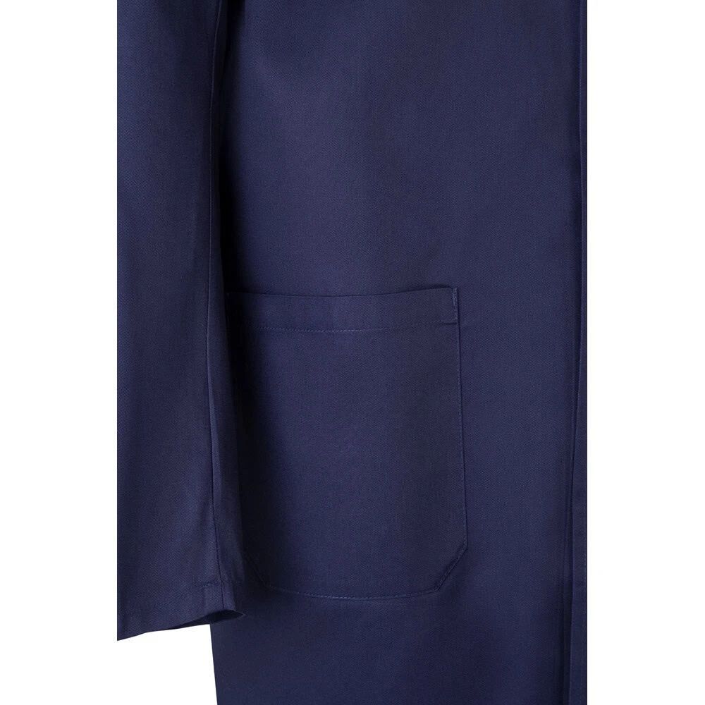 Närbild på blått förkläde i bomull/polyester med stor ficka.