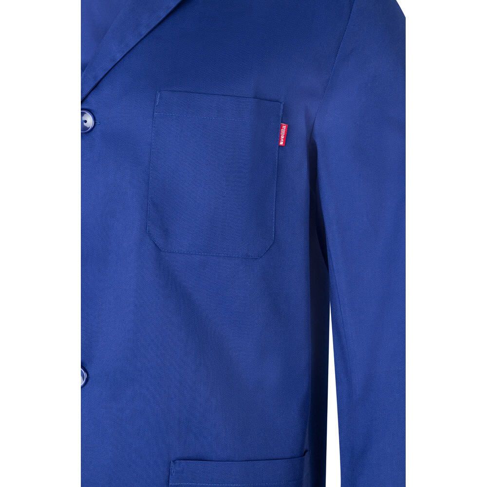 Blå twillblus i bomull och polyester, nära detaljbild.